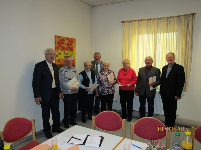 Im Bild von links nach rechts: 1.Vorsitzender Otto Möller, Walter Daniel, Anna Röhrig, Diözesansekretär Schmitt, Paula Henkel, Inge und Otto Spahn, Präses Pfr. Dr. Vonderau